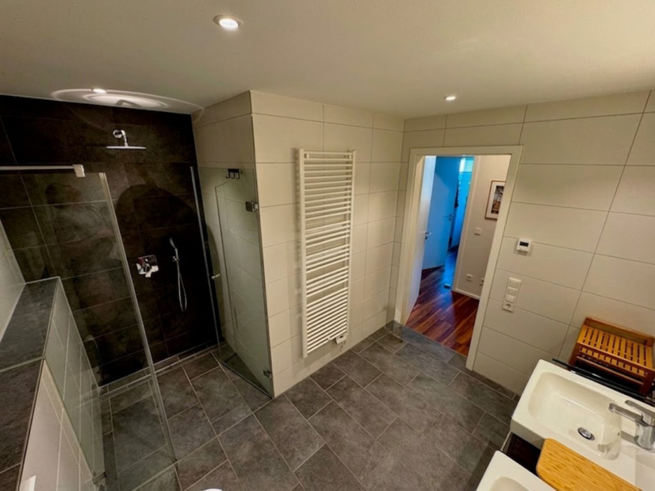 Gro�es Badezimmer mit begehbarer Dusche Etagenwohnung Leinfelden-Echterdingen
